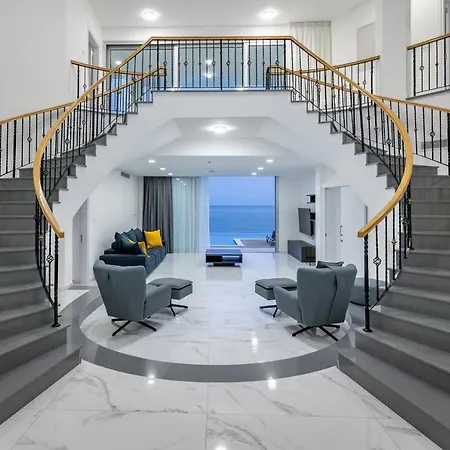 Mediterranean Dream Beachfront Willa Larnaca
