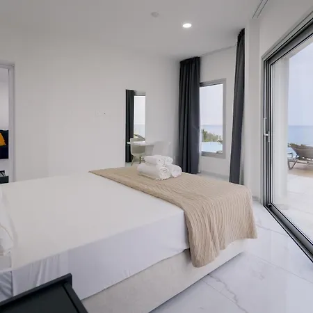 Mediterranean Dream Beachfront Willa Larnaca