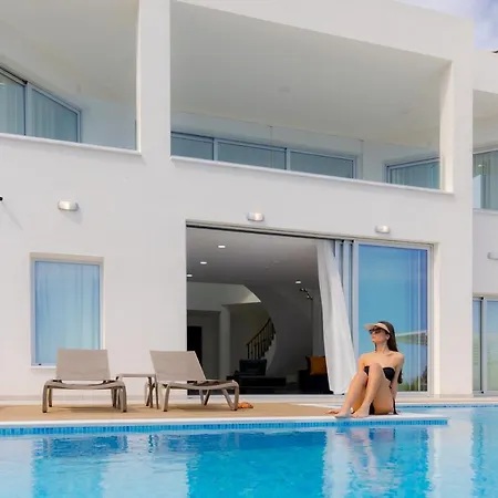Mediterranean Dream Beachfront Willa Larnaca