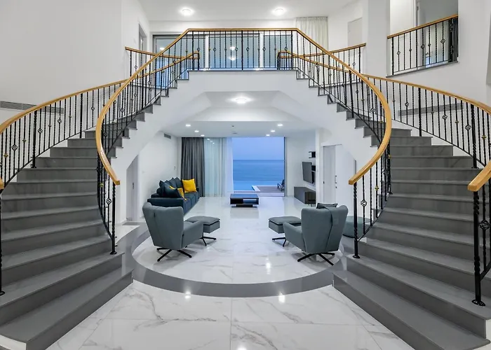 Mediterranean Dream Beachfront Willa Larnaca