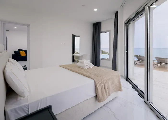 Mediterranean Dream Beachfront Willa Larnaca