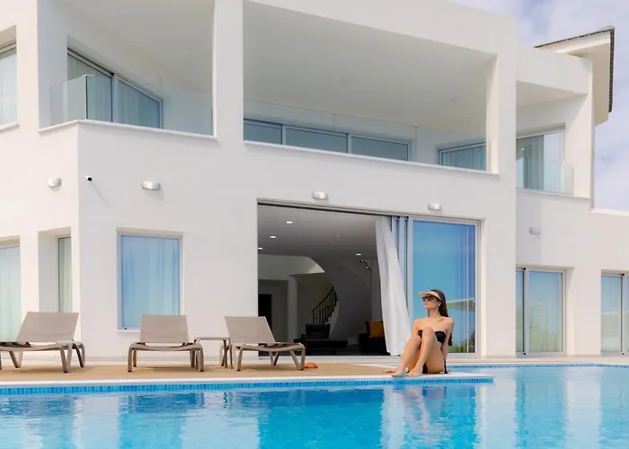 Mediterranean Dream Beachfront Willa Larnaca